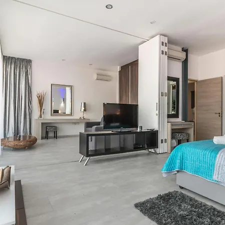 Premium Hotel Opposite Nizamuddin Railway Station